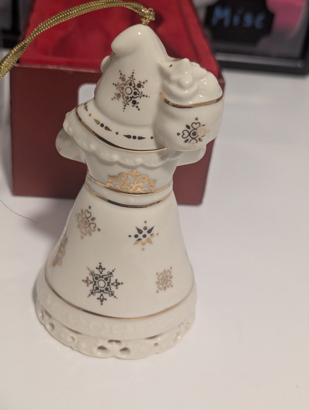 Lenox 2005 Annual Santa Christmas Ornament - Picture 8 of 13